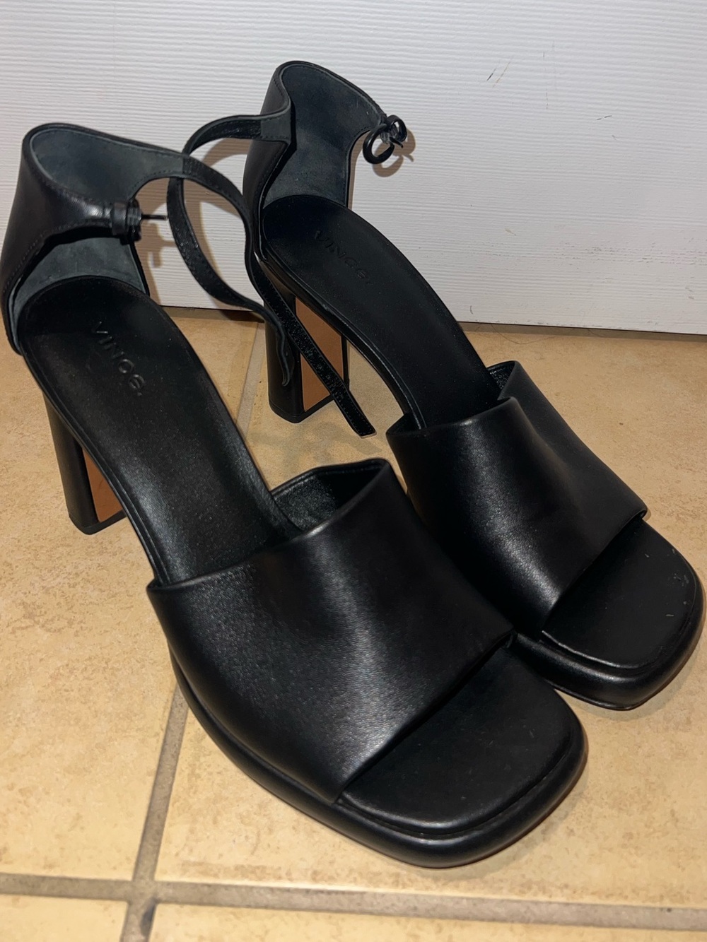 Vince Amata Black Square Toe Leather Block Heel Sandals - 10